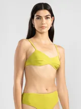 Conjunto de bikini color verde lima, con corpiño de triángulo con tirantes finos y bombacha de tiro alto.