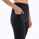 Calza deportiva negra con logo de la marca en la pierna izquierda.