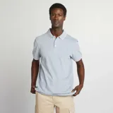 Remera polo celeste de piqué de algodón, corte clásico, con cuello y mangas con ribete blanco.