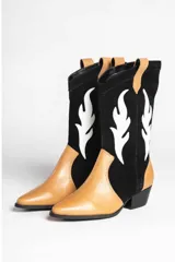 Bota texana de caña media en cuero color beige con apliques de cuero negro en forma de llamas.