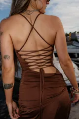 Vestido largo de breteles finos color marrón chocolate, confeccionado en tela suave y elastizada, con tajo lateral.