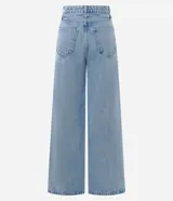Pantalón de jeans de tiro alto, corte wide leg, color celeste claro con costuras verticales marcadas en el frente de las piernas. Incluye un cinturón de tejido a tono.