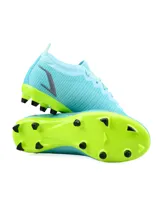 Championes de fútbol Umbro Velocita II HG, color celeste con detalles en verde flúor y gris.