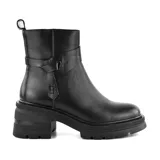 Bota corta de cuero color marrón con correa decorativa y hebilla lateral. Tiene suela track y taco ancho.