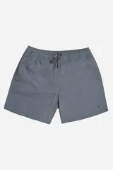 Short de baño gris con textura, cintura elástica con cordón ajustable, bolsillos laterales, tela ligera de secado rápido y logo estampado.