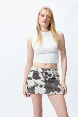 Minifalda de jean con estampado de vaca, de corte ajustado y bolsillos delanteros.