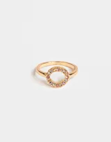 Anillo dorado con aro circular con incrustaciones de strass multicolor.