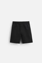 Bermuda relaxed fit negra confeccionada en tejido de algodón. Cintura elástica ajustable con cordón interior. Bolsillos frontales y detalle de bolsillo trasero de plastrón.