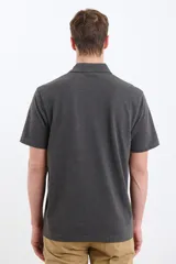 Remera manga corta verde con cuello polo y tapeta con botones.