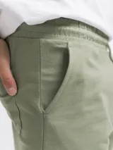 Short gris de felpa French Terry con cintura elastizada y cordón ajustable.