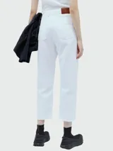 Pantalón blanco de tiro alto y corte recto.