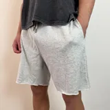 Short de algodón color crema con cintura elastizada y cordón ajustable.