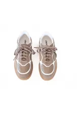 Championes Meki Trueno color beige con detalles en blanco. Capellada de cuero y gamuza, forro textil suave, plantilla acolchada y suela de goma resistente.