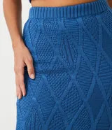 Pollera midi azul de punto con cintura elástica y diseño texturizado de rombos.