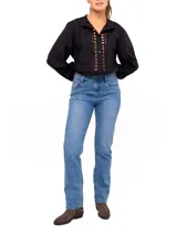 Pantalón de jean celeste de corte recto, tiro medio y pierna regular.
