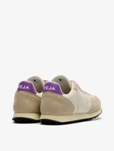 Zapatillas Veja SDU REC color beige con detalles en gamuza color arena y cordones color lila.