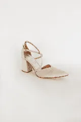 Zapato de tacón de gamuza color tostado, con diseño escotado en V y tiras cruzadas.