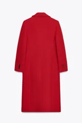 Abrigo rojo de lana con doble botonadura, cuello con solapa y bolsillos con solapa en la parte delantera.
