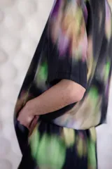 Top unisex estampado floral, de corte holgado y mangas cortas.