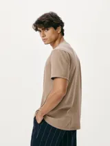 Camiseta básica de manga corta, cuello redondo y calce regular, color rojo jaspeado.