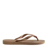 Sandalias Havaianas modelo Top, color marrón café, con suela texturizada y tiras con diseño en relieve.