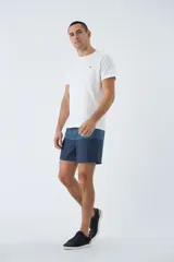 Short de baño celeste con estampado de líneas curvas en azul. Cuenta con cintura elástica con cordón ajustable, dos bolsillos laterales, un bolsillo trasero, suspensor interno y logo bordado.