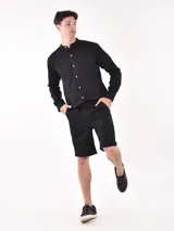 Bermuda de hombre color azul con cintura elastizada y cordón ajustable.