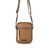 Phonebag color mostaza con bolsillo frontal con cierre, espacio para celular y billetera con repartición. Tiene una correa gruesa de galón regulable y desmontable. Detalles en marrón y beige.