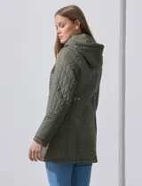 Campera negra capitoneada marca Weatherproof, con capucha desmontable, cierre central y bolsillos delanteros.