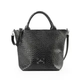 Bolso tote negro con textura símil cuero croco, doble asa corta y correa larga regulable y extraíble. Tiene cierre superior, dos bolsillos internos abiertos y uno con cierre.