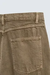 Pantalón cargo relaxed fit confeccionado en denim color marrón. Cuenta con bolsillos frontales, traseros de plastrón y multifunción en perneras. Tiene efecto lavado, bajo ajustable con trabilla y cierre frontal con cremallera y botón.