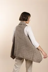 Chaleco marrón con diseño a cuadros, solapas anchas y bolsillos laterales.