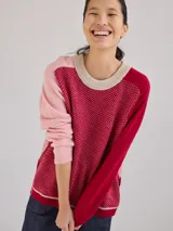 Suéter de lana gris con mangas beige y cuello marrón. Corte holgado y tejido de punto. Ideal para usar con camisa debajo.