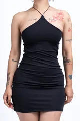 Vestido corto negro ajustado al cuerpo, con escote halter y tiras finas.