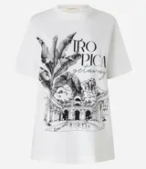 Remera blanca de algodón con cuello redondo y mangas cortas. Estampa frontal con lettering "Tropical Getaway" y dibujo del Parque Lage.