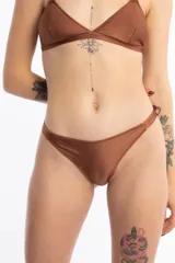 Bombacha less color marrón confeccionada en tela brillante.