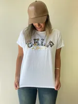 Gorra de estilo italiano, de color negro con visera, ajuste trasero con velcro.