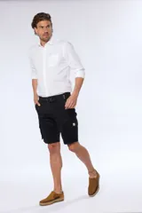 Bermuda cargo azul marino con cinto, confeccionada en 98% algodón y 2% spandex. Presenta bolsillos laterales tipo cargo con solapa y botón.