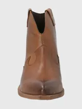 Botín de cuero metalizado color peltre, con puntera fina, laterales con diseño estilo cowboy y taco bajo.