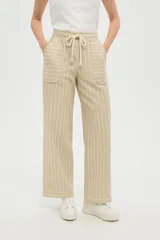 Pantalón ancho color beige con rayas verticales blancas, cintura alta con cordón ajustable y bolsillos laterales.