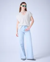 Poncho de cashmere cepillada con cuello en V, corte oversize, sin mangas, acabados acanalados y aberturas laterales.