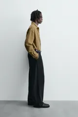 Sobrecamisa color caqui de algodón y lino con efecto arrugado, corte relaxed fit, cuello solapa, manga larga con puños abotonados y cierre frontal con botones.