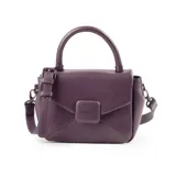 Cartera bandolera color púrpura de cuero sintético acolchado, con asa corta fija y correa larga regulable. Tiene acceso con solapa, un bolsillo interno con cierre, un bolsillo externo abierto y herrajes plateados.