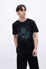 Remera negra de algodón con estampa central en color celeste con la inscripción '1956' en la parte superior y la frase 'Good Times With Your People' en la parte inferior.