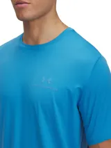 Remera deportiva verde militar de manga corta, con logo de Under Armour estampado en el pecho.