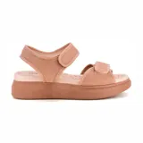 Sandalias negras con plataforma baja y ajuste con velcro.