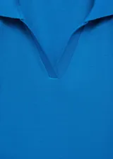 Polo deportivo azul con cuello clásico, corte entallado y mangas cortas con dos rayas blancas en los hombros.