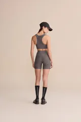Short deportivo gris con estampado camuflado, cintura alta con cinturón en V y bolsillos traseros.