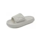 Chinelas blancas con plataforma y tira ancha acolchada con diseño geométrico.