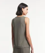 Musculosa verde oliva de piquet con escote en pico, breteles anchos, pequeñas aberturas laterales y bajos con pespuntes.
